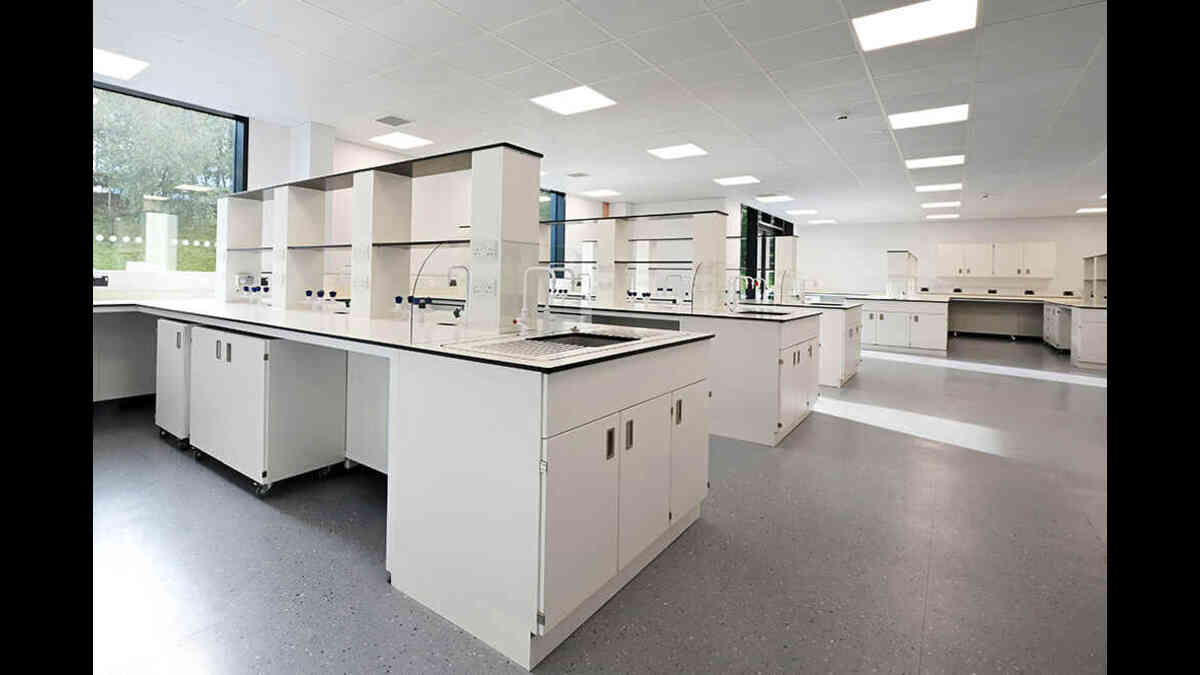 Everything You Need to Know About Medical Laboratory Furniture (1)