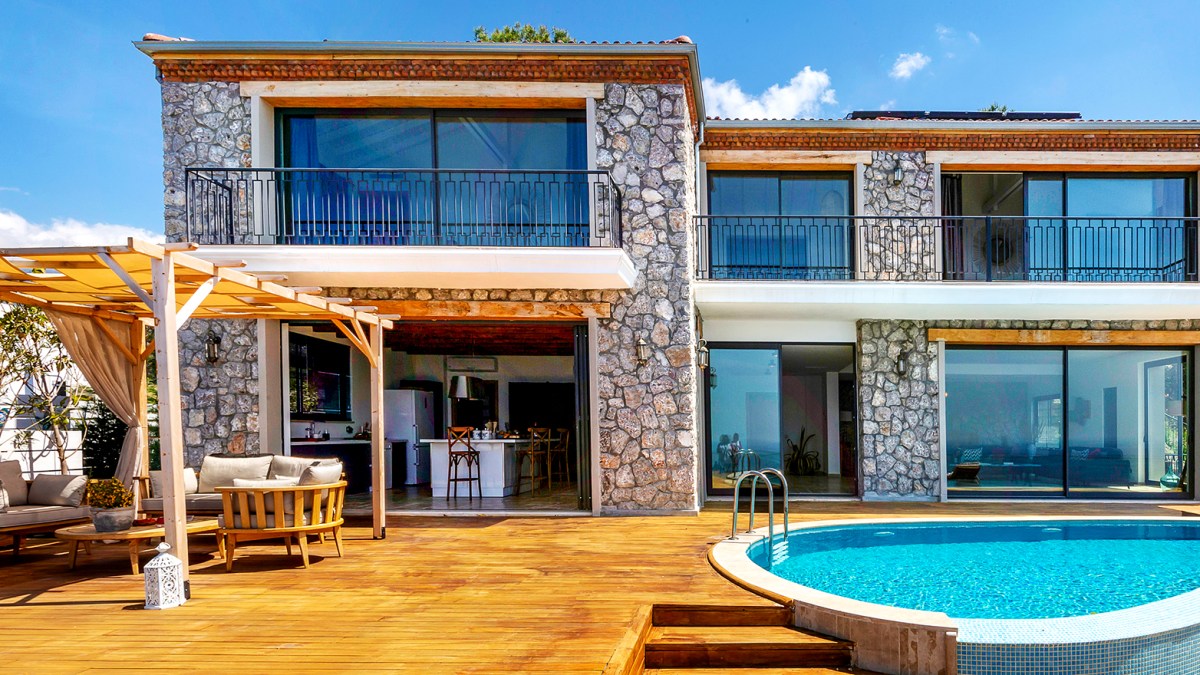 luxury villa rentals​